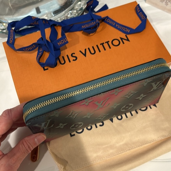 ‼️SOLD‼️💯% Authentic Louis Vuitton zippy wallet - Picture 7 of 16